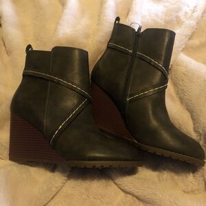 Diba Alberta Olive green boots NWOT
